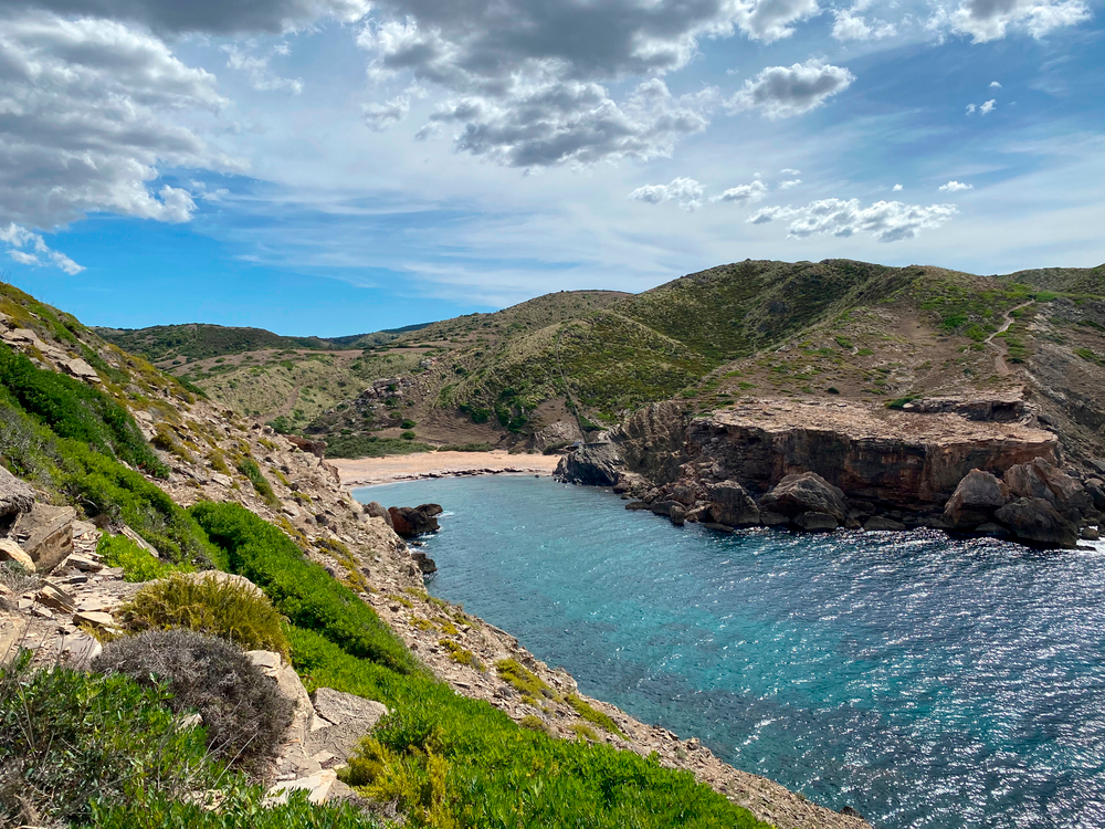 Vista panorámica de la pequeña y hermosa Cala en Calderer desde el Camí de Cavalls, Menorca, Islas Baleares, España.