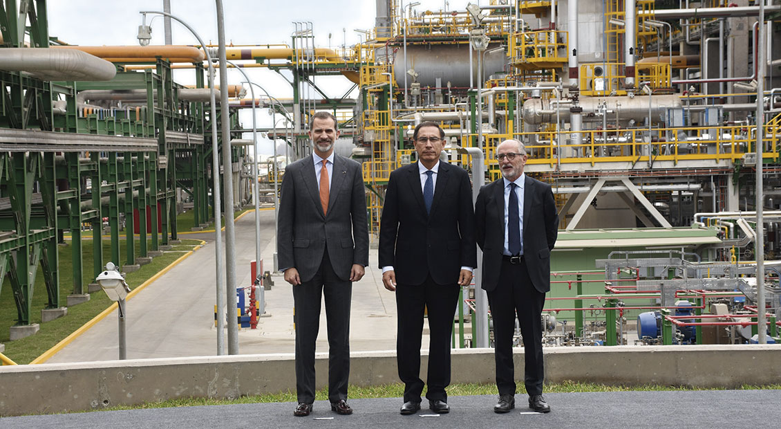 Su Majestad el Rey Felipe VI junto a Martín Vizcarra, Presidente de Perú, y Antonio Brufau, Presidente de Repsol, posando para la cámara en la inauguración de las Unidades de Producción de Combustibles de Bajo Azufre en la Refinería de La Pampilla (Perú).